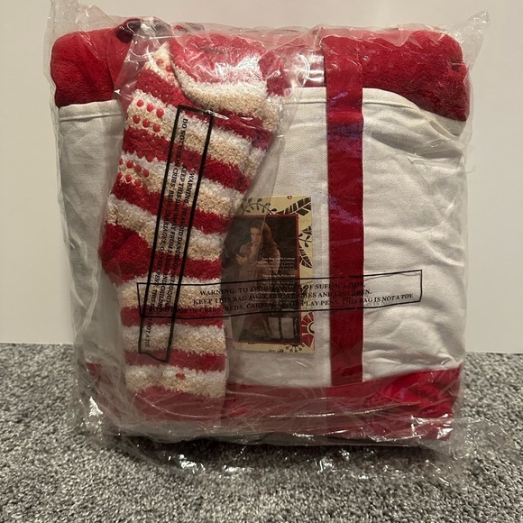 Red and White Throw & Sock Gift Set with Tote - Picture 3 of 8